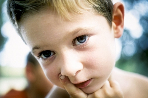 portrait d'un jeune enfant qui met ses doigts dans le nez | Philippe DUREUIL Photographie