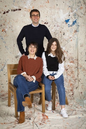 Portrait de famille en studio sur fond de bâche peinte. | Philippe DUREUIL Photographie