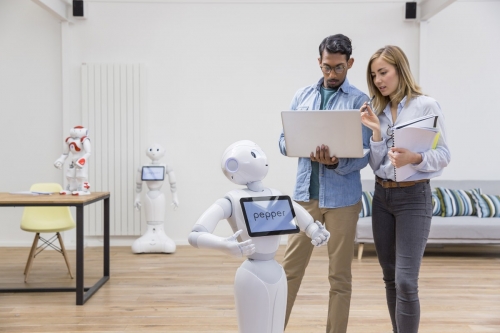 Photographie avec comédiens réalisée à Paris pour SoftBank Robotics. Production photo : Agence Toma. DA : Aurélien Esquivet. Décor : Treizeephemere | Philippe DUREUIL Photographie