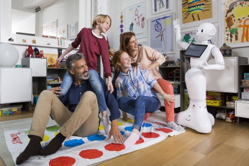 Production photo avec des comédiens et des enfants. Saynète d'une famille en train de jouer à la maison avec le robot Pepper. Annonceur : SoftBank Robotics. Production photo : Agence Toma. DA : Aurélien Esquivet. | Philippe DUREUIL Photographie