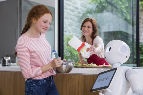 Production photo avec une comédienne et une jeune fille. Réalisation d'un gâteau dans la cuisine de la maison avec Pepper. Annonceur : SoftBank Robotics. Production photo : Agence Toma. DA : Aurélien Esquivet. | Philippe DUREUIL Photographie