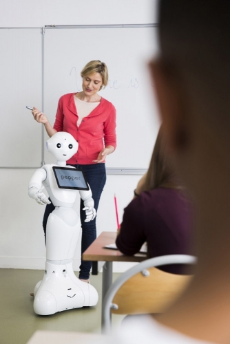 Production photo avec une comédienne dans une salle de classe à l'école. Saynète d'un cours de langue avec Pepper. Annonceur : SoftBank Robotics. Production photo : Agence Toma. DA : Aurélien Esquivet. | Philippe DUREUIL Photographie