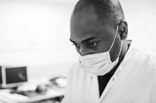 Médecin en visite dans une chambre d'hôpital | Philippe DUREUIL Photographie