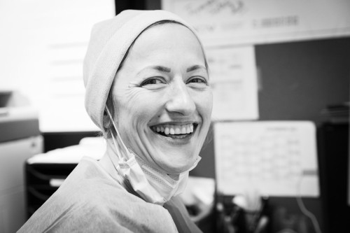 Portrait d'une femme au travail dans son bureau à l'hôpital | Philippe DUREUIL Photographie