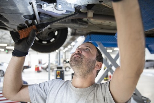 Production photographique. Portrait métier d'un mécanicien auto. Reportage photo réalisé pour le Groupe GCA, Vente de voitures d'occasion multi-marques. | Philippe DUREUIL Photographie