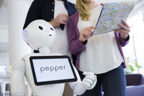 Saynète d'un couple dans le hall d'un hôtel en interaction avec le robot Pepper. Annonceur : SoftBank Robotics. Production photo : Agence Toma. DA : Aurélien Esquivet. | Philippe DUREUIL Photographie