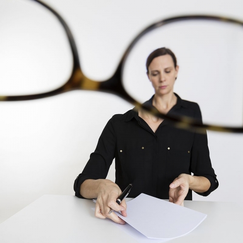 Production photo d'un portrait corporate avec la comédienne Perrine Blondel en studio à Paris | Philippe DUREUIL Photographie