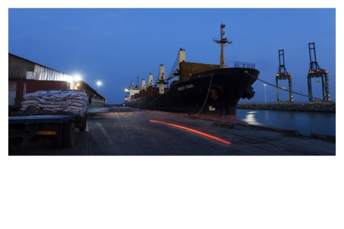 Photographie industrielle réalisée pour le Groupe Necotrans à Lomé, Togo. Bateau à quai à la tombée de la nuit. | Philippe DUREUIL Photographie