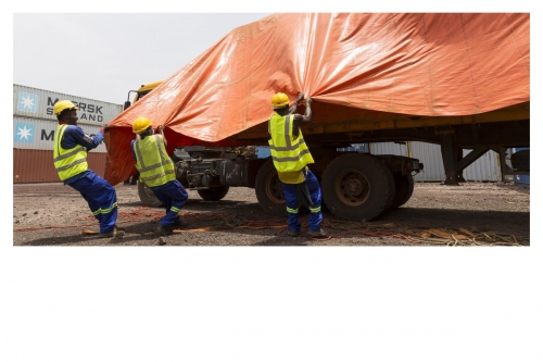 Photographe industrie. Photographie du débâchage d'un camion. | Philippe DUREUIL Photographie