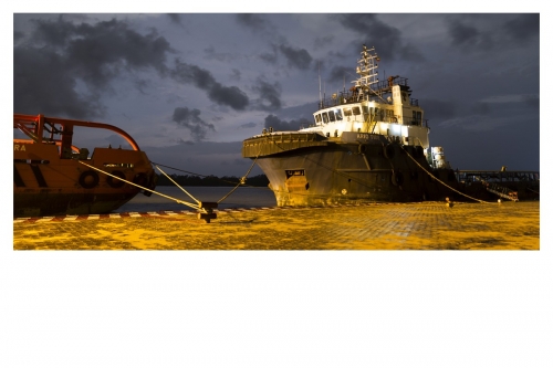 Bateau à quai dans un port maritime de nuit. | Philippe DUREUIL Photographie
