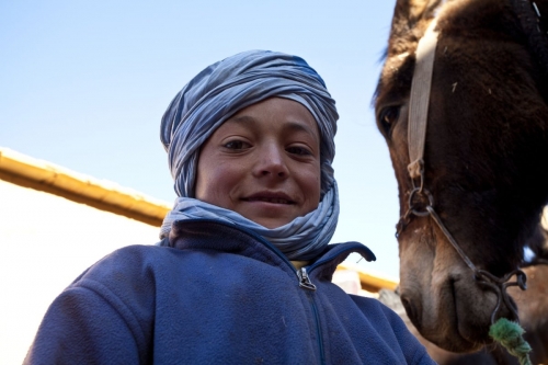 Jeune nomade avec son cheich dans le désert du Sagho | Philippe DUREUIL Photographie