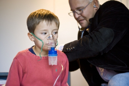 Consultation d'un enfant à domicile par un médecin. | Philippe DUREUIL Photographie