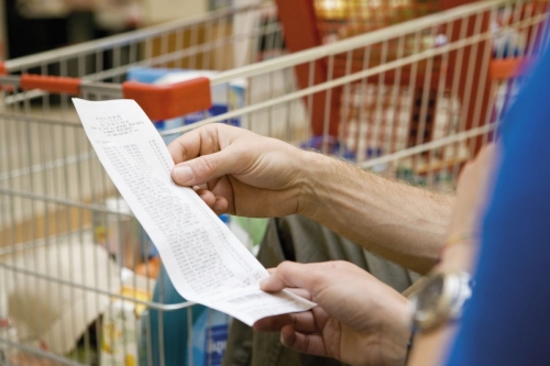 Pouvoir d'achat des ménages. Consultation du ticket de caisse après le passage en caisse | Philippe DUREUIL Photographie