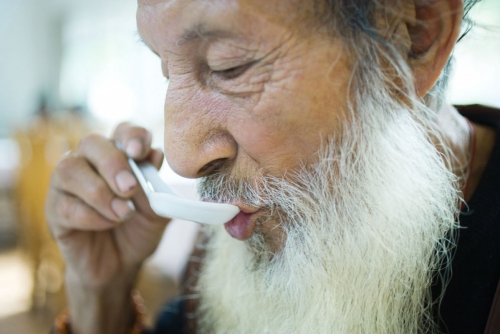 Portrait d'un vieillard chinois mangeant sa soupe | Philippe DUREUIL Photographie