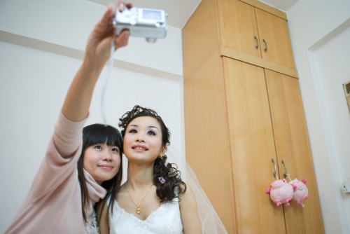 Selfie d'une jeune mariée en Chine qui se prend en photo avec une amie | Philippe DUREUIL Photographie