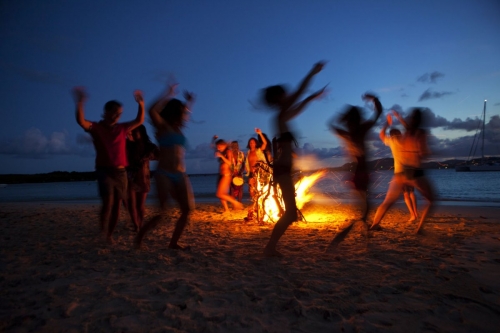 Photographie Lifestyle d'une fête autour d'un feu de camp. Agence Horizon Bleu. Annonceur : ODT de l' Île Saint-Martin. DA : Jérôme Dumas. | Philippe DUREUIL Photographie