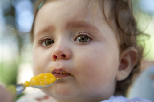 Portrait d'enfant qui mange à la petite cuillère | Philippe DUREUIL Photographie