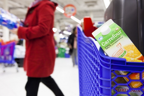 Photographie de commande réalisée pour le groupe Carrefour. Scène de la vie quotidienne au supermarché. | Philippe DUREUIL Photographie