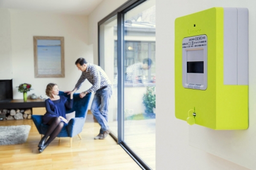 Réalisation d'une photographie lifestyle avec comédiens dans un décor de maison. Annonceur Enedis pour le compteur Linky. Agence Toma. DA Aurélien Esquivet. | Philippe DUREUIL Photographie