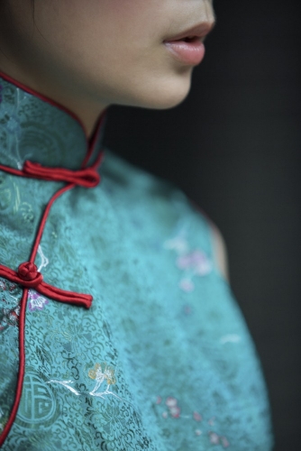 Portrait d'une femme Chinoise portant un habit traditionnel en soie | Philippe DUREUIL Photographie