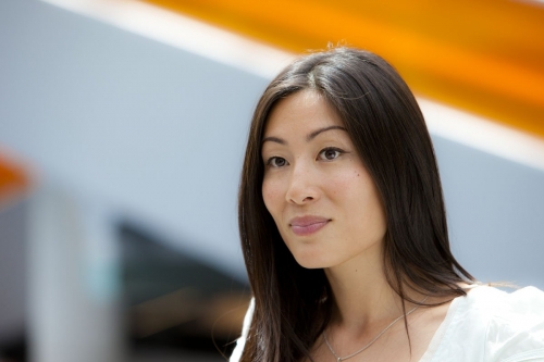 Portrait d'une femme asiatique dans une galerie marchande d'un centre commercial. Production photo par l'agence Objectif Images. | Philippe DUREUIL Photographie