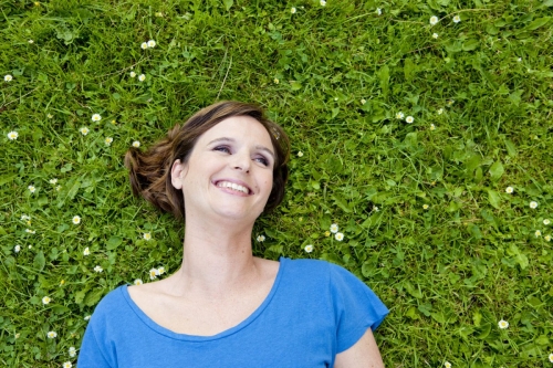 Femme allongée dans l'herbe | Philippe DUREUIL Photographie