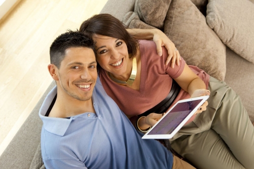 Couple sur un canapé consultant un Ipad | Philippe DUREUIL Photographie