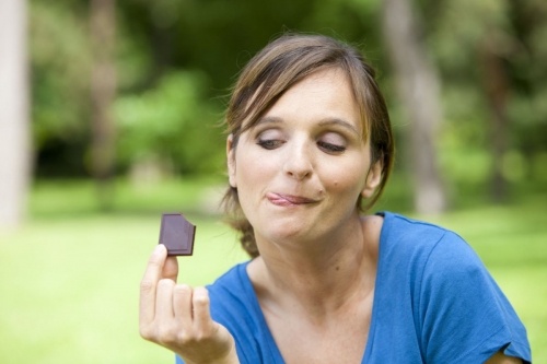 Femme qui mange du chocolat | Philippe DUREUIL Photographie