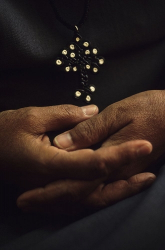 Les mains de Sœur Sara | Philippe DUREUIL Photographie