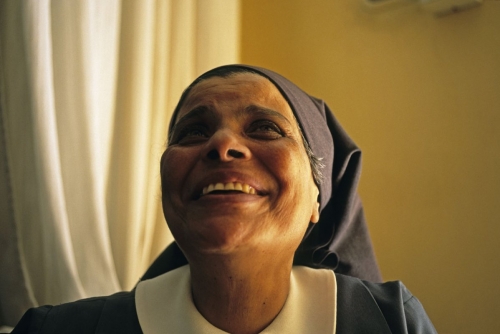 Portrait de Sœur Sara réalisé chez elle au Caire en Égypte | Philippe DUREUIL Photographie