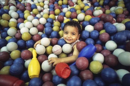 Portrait d'un jeune enfant qui joue | Philippe DUREUIL Photographie