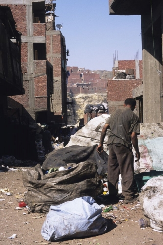 Chiffonnier au travail dans le quartier du Mokattam au Caire en Egypte | Philippe DUREUIL Photographie