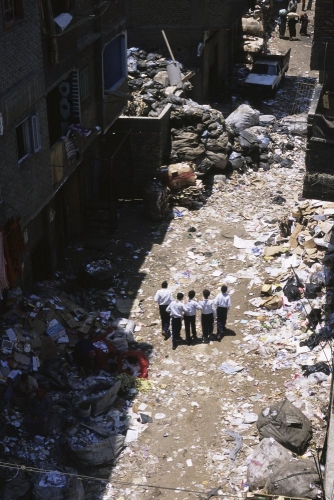 Écoliers dans la rue dans le quartier du Mokattam au Caire | Philippe DUREUIL Photographie