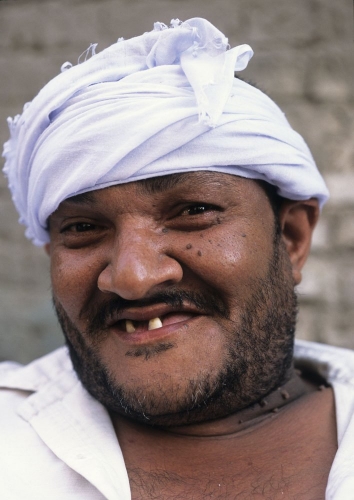 Portrait d'un homme souriant dans la rue | Philippe DUREUIL Photographie