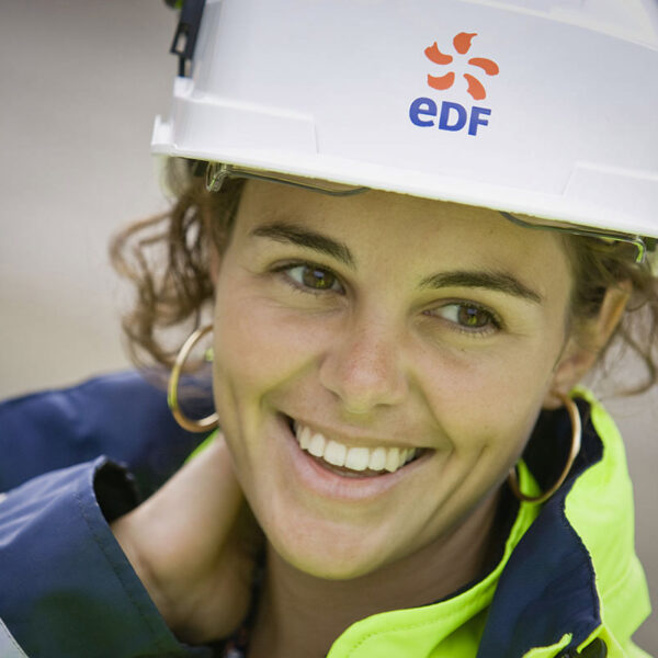 Portrait corporate d'une ingénieure en casque de chantier réalisé par un photographe professionnel parisien.